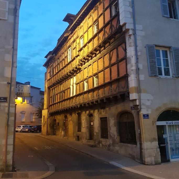 Semi-Duplex Ancien Hotel Particulier Bourg-en-Bresse Exterior photo